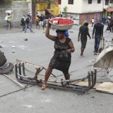 Pays le plus pauvre de l'Amérique, Haïti a connu un regain de violence au début 2024 avec une série d'attaques contre des infrastructures essentielles de la capitale, contrôlée en grande majorité par les gangs (archives). KEYSTONE/AP/ODELYN JOSEPH
